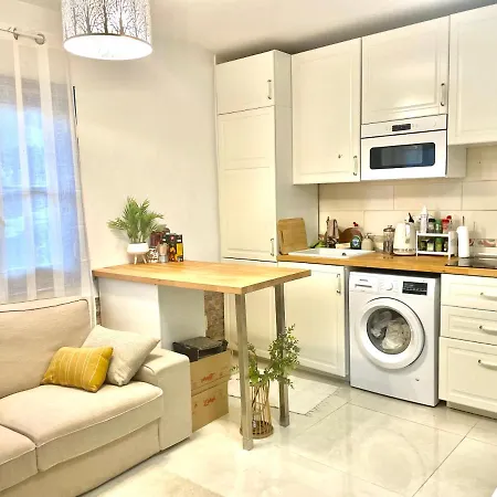 Апартаменты Cozy Two Bed Apartment. Адехе
