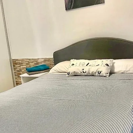 Cozy Two Bed Apartment. Апартаменты Адехе