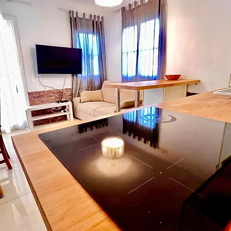 Cozy Two Bed Apartment. アパート *