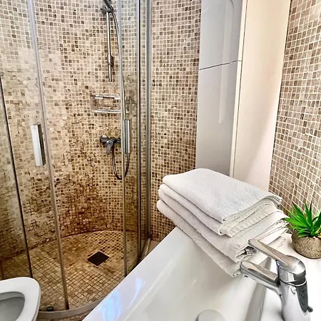 Cozy Two Bed Apartment. Адехе