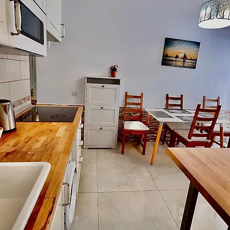 Апартаменты Cozy Two Bed Apartment. Адехе