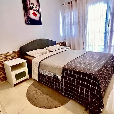 Cozy Two Bed Apartment. Daire *