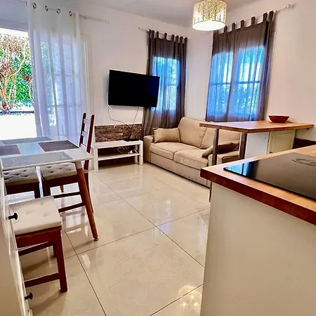 Cozy Two Bed Apartment. Apartament Costa Adeje (Tenerife)