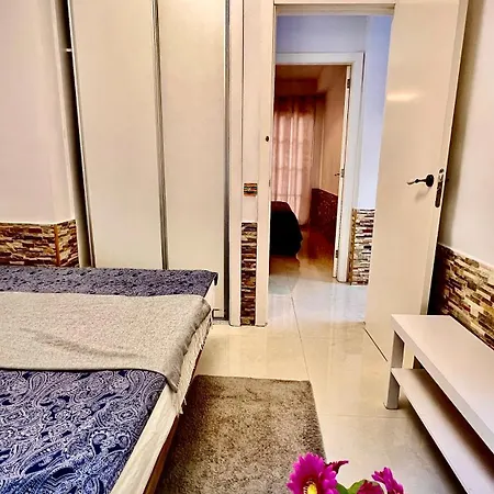 Cozy Two Bed Apartment. Apartament