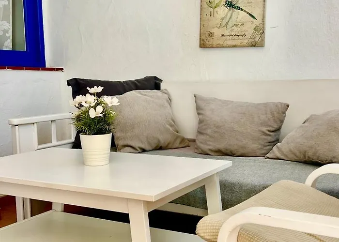 Cozy Two Bed Apartment. *