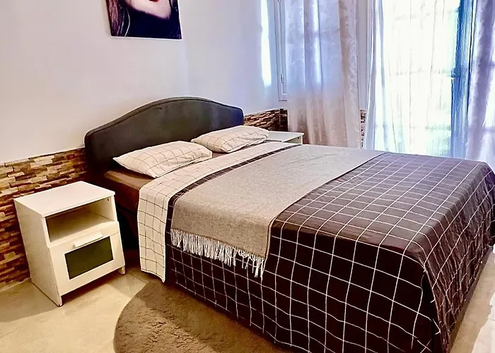 Cozy Two Bed Apartment. *
